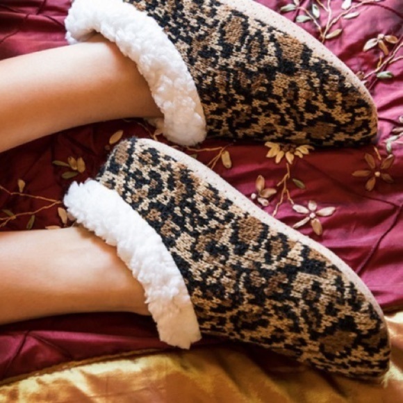 Plush Lined Cheetah Print Slippers - Picture 3 of 8
